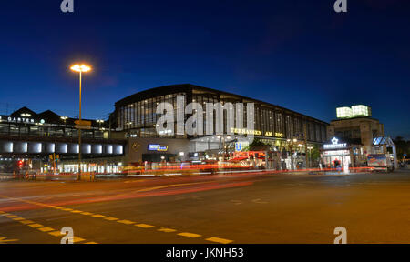 Stazione ferroviaria Zoo, disco posto di montagna, Charlottenburg di Berlino, Germania, Bahnhof Zoo, Hardenbergplatz, Deutschland Foto Stock