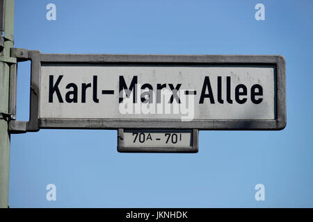 Strada segno, del Karl Marx avenue, Friedrich di grove, Berlino, Germania, Strassenschild, Karl-Marx-Allee, Friedrichshain, Deutschland Foto Stock