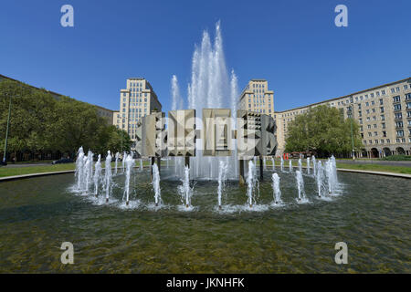 Pozzetti, Strausberger posto, Friedrich di grove, Berlino, Germania, Brunnen, Strausberger Platz, Friedrichshain, Deutschland Foto Stock