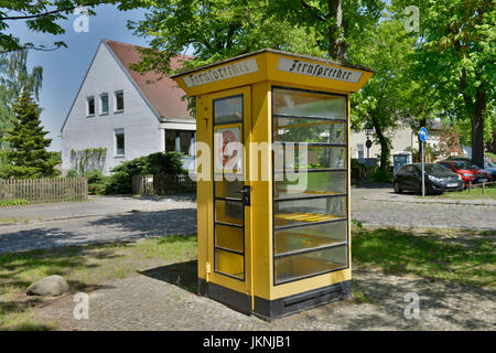 Nella casella Telefono, Alt-Luebars, Luebars, villaggio Reinicken, Berlino, Germania, Telefonzelle, Reinickendorf, Deutschland Foto Stock