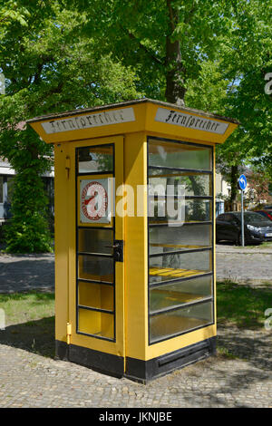 Nella casella Telefono, Alt-Luebars, Luebars, villaggio Reinicken, Berlino, Germania, Telefonzelle, Reinickendorf, Deutschland Foto Stock