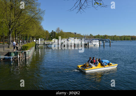 Barca investitore, Greenwichpromenade, lago Tegeler, Tegel, villaggio Reinicken, Berlino, Germania, Bootsanleger, Tegeler See, Reinickendorf, Deutschland Foto Stock