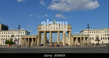 La Porta di Brandeburgo, luogo del xviii di marzo, medio, Berlino, Germania, Brandenburger Tor, Platz des 18. Maerz, Mitte, Deutschland Foto Stock