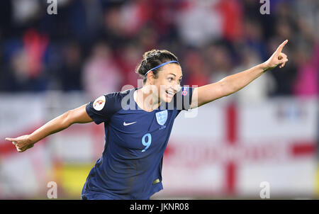 L'Inghilterra del Jodie Taylor cheers oltre il suo punteggio 2-0 durante le donne del Campionato Europeo fase preliminare, gruppo D, match tra Inghilterra e Spagna nella Rat Verlegh Stadium di Breda, Paesi Bassi, 23 luglio 2017. Foto: Carmen Jaspersen/dpa Foto Stock