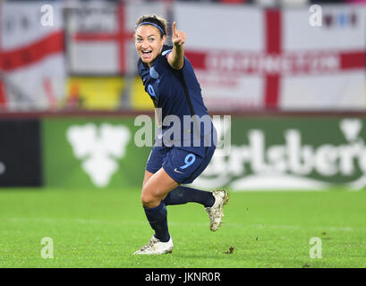 L'Inghilterra del Jodie Taylor cheers oltre il suo punteggio 2-0 durante le donne del Campionato Europeo fase preliminare, gruppo D, match tra Inghilterra e Spagna nella Rat Verlegh Stadium di Breda, Paesi Bassi, 23 luglio 2017. Foto: Carmen Jaspersen/dpa Foto Stock