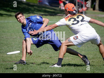 Vancouver, Canada. 23 Luglio, 2017. Trevor Knechtel(L) di Riptide getta il disco come Sam Kanner dei tubi espulsori di fiamma difende durante la settimana 17 match di American disco Ultimate League (AUDL) tra Vancouver Riptide e San Francisco tubi espulsori di fiamma a Vancouver in Canada, il 23 luglio 2017. San Francisco tubi espulsori di fiamma ha vinto 26-18. Credito: Liang sen/Xinhua/Alamy Live News Foto Stock