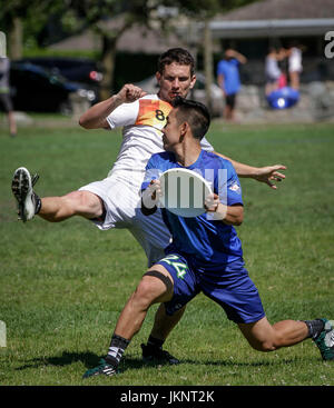 Vancouver, Canada. 23 Luglio, 2017. Patrick Baylis (L) dei tubi espulsori di fiamma vies con Peter Yu di Riptide durante la settimana 17 match di American disco Ultimate League (AUDL) tra Vancouver Riptide e San Francisco tubi espulsori di fiamma a Vancouver in Canada, il 23 luglio 2017. San Francisco tubi espulsori di fiamma ha vinto 26-18. Credito: Liang sen/Xinhua/Alamy Live News Foto Stock