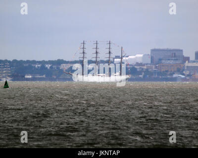 Sheerness, Regno Unito. 24 Luglio, 2017. Regno Unito: meteo pioggia in Sheerness. Tall Ship "Bap unione" dal Perù arriva a fosche previsioni passando Southend sul suo modo di Londra. Il BAP Unión è la formazione di una nave della Marina peruviana. Lunghezza (inc bompresso): 116m. Montanti: 53m alta. Credito: James Bell/Alamy Live News. Foto Stock