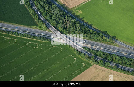 Lebenstedt, Germania. 19 Luglio, 2017. Il collegamento autostradale Salzgitter, dove le autostrade A39 e A7 soddisfano, fotografato vicino Lebenstedt, Germania, 19 luglio 2017. (Vista aerea scattata con un velivolo ultraleggero) Foto: Sila Stein/dpa/Alamy Live News Foto Stock