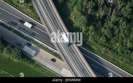 Lebenstedt, Germania. 19 Luglio, 2017. Il collegamento autostradale Salzgitter, dove le autostrade A39 e A7 soddisfano, fotografato vicino Lebenstedt, Germania, 19 luglio 2017. (Vista aerea scattata con un velivolo ultraleggero) Foto: Sila Stein/dpa/Alamy Live News Foto Stock