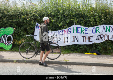 Plumpton, Blackpool, Lancashire, Regno Unito. Il 24 luglio, 2017. Le proteste continuano a Caudrilla sperimentale di gas di scisto sito come fino a quattro manifestanti sono stati arrestati per ostacolare l'autostrada. Il gas di scisto sito in Westby-da Plumpton è tuttora oggetto di dimostrazioni e di picchetti di fornitura e la consegna di veicoli. Con il sito aspetta le consegne più tardi questa settimana della giostra Trivellatrice i numeri di manifestanti sono attesi per aumentare in modo sostanziale. Credito: MediaWorldImages/Alamy Live News Foto Stock