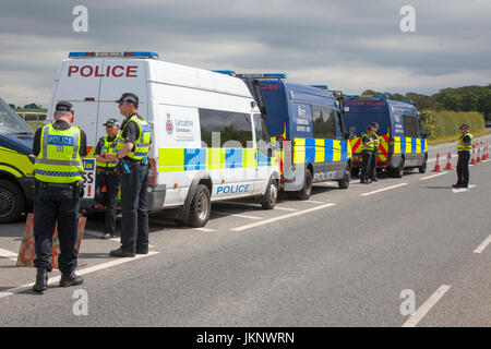 Plumpton, Blackpool, Lancashire, Regno Unito. Il 24 luglio, 2017. Le proteste continuano a Caudrilla sperimentale di gas di scisto sito come fino a quattro manifestanti sono stati arrestati per ostacolare l'autostrada. Il gas di scisto sito in Westby-da Plumpton è tuttora oggetto di dimostrazioni e di picchetti di fornitura e la consegna di veicoli. Con il sito aspetta le consegne più tardi questa settimana della giostra Trivellatrice i numeri di manifestanti sono attesi per aumentare in modo sostanziale. Credito: MediaWorldImages/Alamy Live News Foto Stock