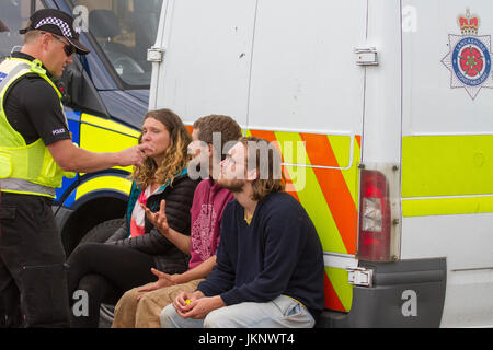 Plumpton, Blackpool, Lancashire, Regno Unito. Il 24 luglio, 2017. Le proteste continuano a Caudrilla sperimentale di gas di scisto sito come fino a quattro manifestanti sono stati arrestati per ostacolare l'autostrada. Il gas di scisto sito in Westby-da Plumpton è tuttora oggetto di dimostrazioni e di picchetti di fornitura e la consegna di veicoli. Con il sito aspetta le consegne più tardi questa settimana della giostra Trivellatrice i numeri di manifestanti sono attesi per aumentare in modo sostanziale. Credito: MediaWorldImages/Alamy Live News Foto Stock