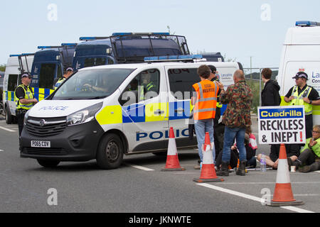 Plumpton, Blackpool, Lancashire, Regno Unito. Il 24 luglio, 2017. Le proteste continuano a Caudrilla sperimentale di gas di scisto sito come fino a quattro manifestanti sono stati arrestati per ostacolare l'autostrada. Il gas di scisto sito in Westby-da Plumpton è tuttora oggetto di dimostrazioni e di picchetti di fornitura e la consegna di veicoli. Con il sito aspetta le consegne più tardi questa settimana della giostra Trivellatrice i numeri di manifestanti sono attesi per aumentare in modo sostanziale. Credito: MediaWorldImages/Alamy Live News Foto Stock