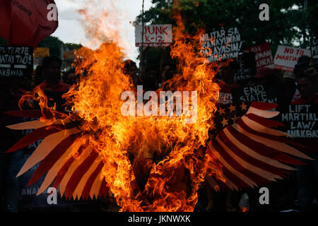 Quezon City, Filippine. Il 24 luglio, 2017. Un'aquila, che simboleggia la U.S. è stato bruciato vicino alla Casa dei Rappresentanti in Quezon City. I manifestanti hanno trasmesso il loro sgomento durante il Presidente Duterte il secondo membro della Nazione indirizzo. I manifestanti hanno anche chiesto la fine della Legge marziale a Mindanao, e la fine del farmaco di omicidi correlati nel paese. Credito: J Gerard Seguia/ZUMA filo/Alamy Live News Foto Stock