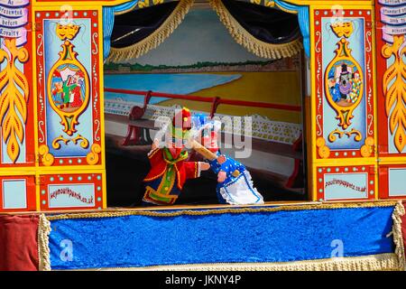 Weymouth Dorset, Regno Unito. Il 24 luglio 2017. Il Professor Mark Paulton's Punch & Judy show essendo eseguita sulla spiaggia presso la località balneare di Weymouth nel Dorset. Photo credit: Graham Hunt/Alamy Live News Foto Stock