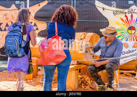 Vancouver, Canada. 23 Luglio, 2017. Il carving demo. Il tamburo è chiamando Festival, Canada 150 evento, Larwill Park, Vancouver, British Columbia, Canada. Credito: Michael Wheatley/Alamy Live News Foto Stock