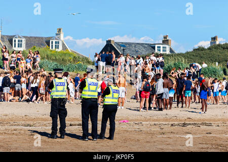 Troon, Ayrshire, Regno Unito. Il 24 luglio, 2017. Più di duemila persone per la maggior parte degli adolescenti, ha visitato la spiaggia di South Beach a Troon in risposta ad un invito aperto, attraverso Facebook a un party in spiaggia e per approfittare del sole calde temperature estive. Dopo un simile Facebook beach party la settimana precedente quando vi è stato diversi arresti per la polizia disturbi la Scozia ha dato molta attenzione per la zona, ma questa volta non ci sono stati arresti e la presenza delle forze di polizia i cavalli hanno dimostrato di essere buoni relazioni pubbliche. Credito: Findlay/Alamy Live News Foto Stock