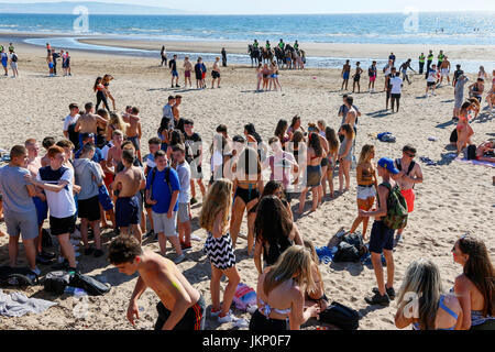 Troon, Ayrshire, Regno Unito. Il 24 luglio, 2017. Più di duemila persone per la maggior parte degli adolescenti, ha visitato la spiaggia di South Beach a Troon in risposta ad un invito aperto, attraverso Facebook a un party in spiaggia e per approfittare del sole calde temperature estive. Dopo un simile Facebook beach party la settimana precedente quando vi è stato diversi arresti per la polizia disturbi la Scozia ha dato molta attenzione per la zona, ma questa volta non ci sono stati arresti e la presenza delle forze di polizia i cavalli hanno dimostrato di essere buoni relazioni pubbliche. Credito: Findlay/Alamy Live News Foto Stock