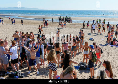 Troon, Ayrshire, Regno Unito. Il 24 luglio, 2017. Più di duemila persone per la maggior parte degli adolescenti, ha visitato la spiaggia di South Beach a Troon in risposta ad un invito aperto, attraverso Facebook a un party in spiaggia e per approfittare del sole calde temperature estive. Dopo un simile Facebook beach party la settimana precedente quando vi è stato diversi arresti per la polizia disturbi la Scozia ha dato molta attenzione per la zona, ma questa volta non ci sono stati arresti e la presenza delle forze di polizia i cavalli hanno dimostrato di essere buoni relazioni pubbliche. Credito: Findlay/Alamy Live News Foto Stock