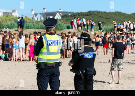Troon, Ayrshire, Regno Unito. Il 24 luglio, 2017. Più di duemila persone per la maggior parte degli adolescenti, ha visitato la spiaggia di South Beach a Troon in risposta ad un invito aperto, attraverso Facebook a un party in spiaggia e per approfittare del sole calde temperature estive. Dopo un simile Facebook beach party la settimana precedente quando vi è stato diversi arresti per la polizia disturbi la Scozia ha dato molta attenzione per la zona, ma questa volta non ci sono stati arresti e la presenza delle forze di polizia i cavalli hanno dimostrato di essere buoni relazioni pubbliche. Credito: Findlay/Alamy Live News Foto Stock