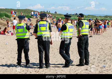 Troon, Ayrshire, Regno Unito. Il 24 luglio, 2017. Più di duemila persone per la maggior parte degli adolescenti, ha visitato la spiaggia di South Beach a Troon in risposta ad un invito aperto, attraverso Facebook a un party in spiaggia e per approfittare del sole calde temperature estive. Dopo un simile Facebook beach party la settimana precedente quando vi è stato diversi arresti per la polizia disturbi la Scozia ha dato molta attenzione per la zona, ma questa volta non ci sono stati arresti e la presenza delle forze di polizia i cavalli hanno dimostrato di essere buoni relazioni pubbliche. Credito: Findlay/Alamy Live News Foto Stock