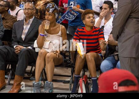 Taraji P. Henson siede courtside la visione di gioco big3 settimana 5 uic pavilion luglio 23,2017 chicago, illinois. Foto Stock