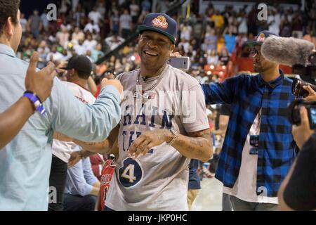 Allen Iverson rende il contatto visivo fotocamera mentre saluto le persone courtside big3 settimana 5 uic pavilion luglio 23,2017 chicago, illinois. Foto Stock