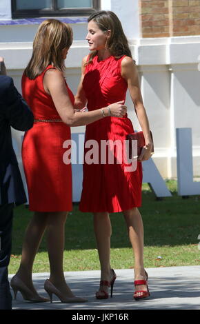 Malaga, Spagna. Il 24 luglio, 2017. Regina Letizia si ripete un abito di Nina Ricci in rosso, il suo colore preferito. La regina ha optato per un design drappeggiato che già ha dimostrato in occasione di un incontro con Michelle Obama nel giugno 2016 in La Zarzuela. Per scommettere su il suo colore preferito, Rosso Passione, in aggiunta, un occhiolino anche per l'Instituto Cervantes per essere il suo tono aziendale. Per la sua visita questa mattina a Malaga dove il monarca ha inaugurato la riunione dei direttori dell'istituzione del Museo Russo nel vecchio Tabacalera Credit: Fotos Lorenzo Carnero/ZUMA filo/Alamy Live News Foto Stock