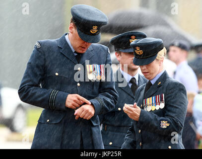 La pioggia cade pesantemente dopo la parata. S.a.r. il principe Harry visitato oggi RAF Honington nel Suffolk. Il Comandante Generale reggimento RAF, aria Commodoro Frank Clifford, accompagnato il principe Harry come ha presentato il reggimento RAF con il colore del Reggimento il settantacinquesimo anniversario. Il principe Harry poi incontrato le famiglie di servizio e i membri della comunità locale. S.a.r. il principe Harry visite RAF Honington, Suffolk, luglio 20, 2017 Foto Stock