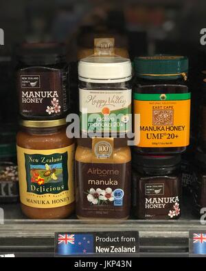 Bangkok, Tailandia. Il 15 luglio 2017. Vasi di Manuka Honey su un ripiano al mercato Gourmet a Bangkok, Thailandia, 15 luglio 2017. Nonostante il prezzo relativamente elevato, Manuka Honey è diventato un popolare esportazione per la Nuova Zelanda. - Nessun filo SERVICE - foto: Christoph Sator/dpa/Alamy Live News Foto Stock