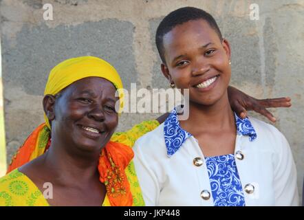 Il 19 enne estere (R) si erge davanti a casa sua con la sua madre benedetta nel villaggio di Majengo, vicino ad Arusha, in Tanzania, il 15 luglio 2017. Centinaia di migliaia di Germania hanno rivendicato la sponsorizzazione di un bambino nei paesi poveri. Inosservato dal pubblico in generale, queste sponsorizzazioni hanno aiutato molti bambini sulla strada del successo - Estere dalla Tanzania è solo un esempio. Foto: Jürgen Bätz/dpa Foto Stock