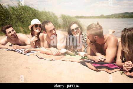 Prendere il sole sulla spiaggia con i miei migliori amici Foto Stock