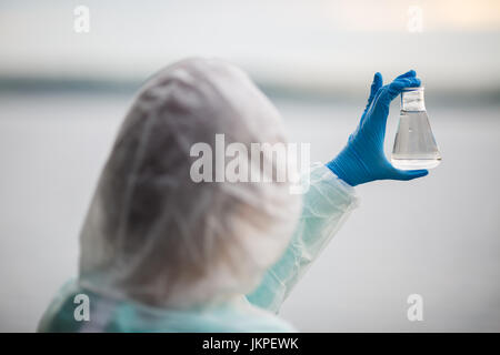 Il laboratorio fotografico assistant dal retro Foto Stock