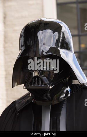 Darth Vader cosplayer vestito come il villain dei film di Star Wars visto presso il locale di fumetti e cosplay convention Foto Stock