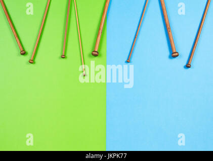 Legno aghi di tessitura telaio su sfondo colorato Foto Stock