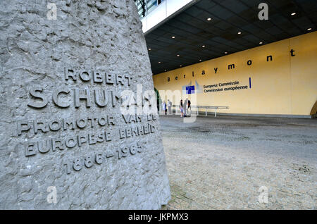 Bruxelles, Belgio. Commissione europea edificio Berlaymont. Monumento a Robert Schuman "Robert Schuman" promotore dell'Europa unificata 1886-1963' ... Foto Stock