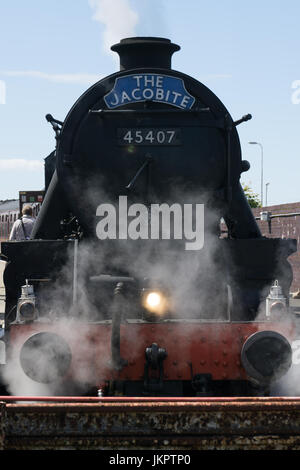 Il Giacobita treno a vapore come reso famoso dalla Glenfinnan (Glenfinan) viadotto come visto in harry potter film. Foto Stock