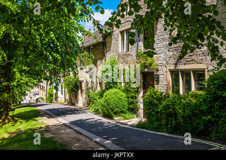 Pretty Cotswold cottage in pietra nel villaggio Costwold di Burford in Oxfordshire. Foto Stock