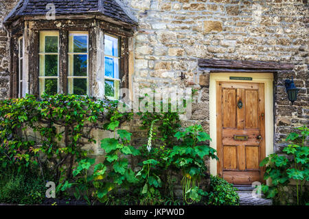 Pretty Cotswold cottage in pietra nel villaggio Costwold di Burford in Oxfordshire. Foto Stock