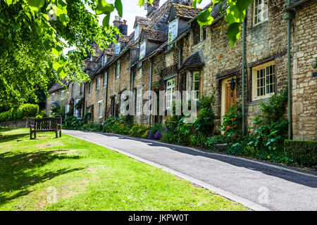 Pretty Cotswold cottage in pietra nel villaggio Costwold di Burford in Oxfordshire. Foto Stock