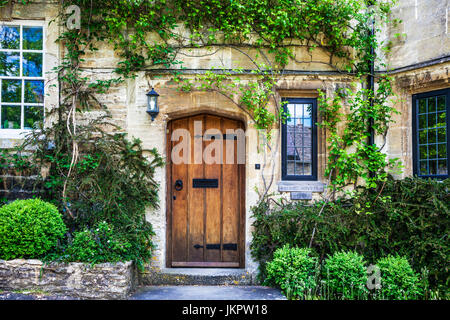 Pretty Cotswold cottage in pietra nel villaggio Costwold di Burford in Oxfordshire. Foto Stock