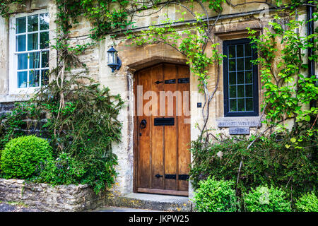 Pretty Cotswold cottage in pietra nel villaggio Costwold di Burford in Oxfordshire. Foto Stock