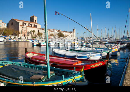 Francia, Bouches-du-Rhône (13), la ciotat, le Vieux Port et en arrière plan, le quai Ganteaume, l'église Notre-Dame-de-l'Assomption ou Notre-Dame-du-Po Foto Stock