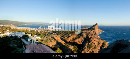 Francia, Bouches-du-Rhône (13), la ciotat, vue sur le Bec de l'Aigle et l'île Verte en arrière plan depuis la Chapelle Notre Dame de la Garde // Francia Foto Stock