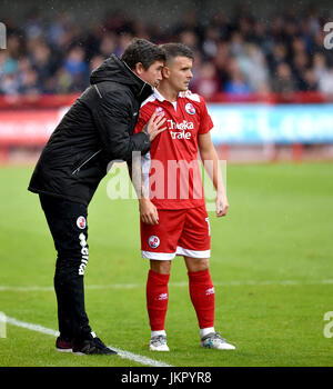 Il capo allenatore di Crawley Harry Kewell con il giocatore Dean Coxdurante la partita pre-stagione amichevole tra Crawley Town e Brighton e Hove Albion al Checkatrade Stadium di Crawley. 22 lug 2017 -solo per uso editoriale Foto Stock