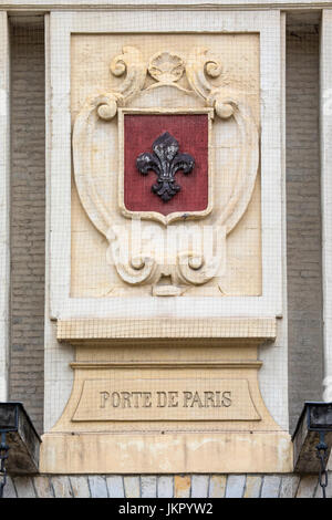 Close-up del Lille Stemma sulla Porte de Paris nella storica città di Lille in Francia. Foto Stock