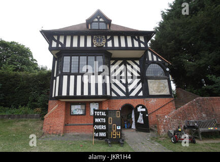 Il quadro di valutazione esterno Tilford Village Hall durante un villaggio partita di cricket tra Tilford e Grayswood suonata in Tilford verde in Waverley, Surrey. Foto Stock