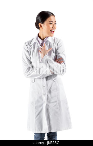 Asian medico donna in piedi in camice bianco isolato su bianco Foto Stock