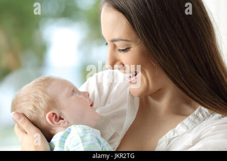 Mamma orgogliosa tenendo il suo bambino e guardando ogni altro Foto Stock